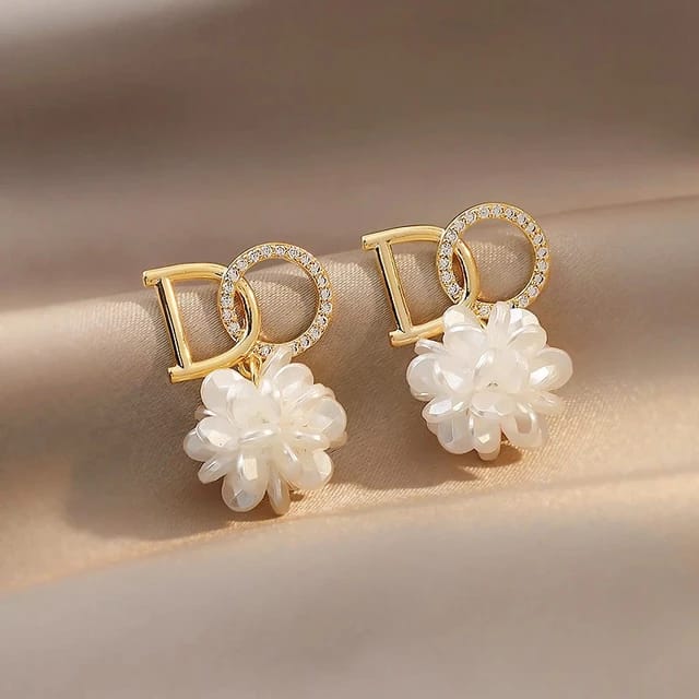 Yu Fashions DO White Flower Rhinestone Cute Korean Earrings Pair