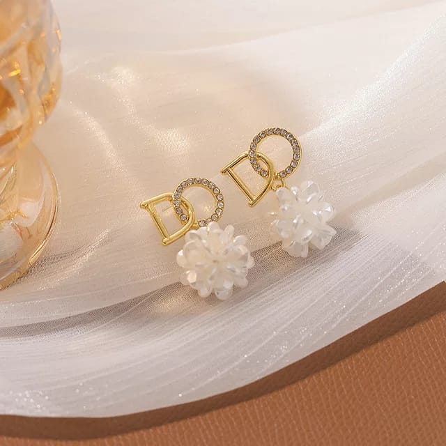Yu Fashions DO White Flower Rhinestone Cute Korean Earrings Pair