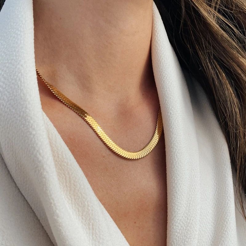 Yu Fashions Sleek Snake High Fashion Necklace Chain