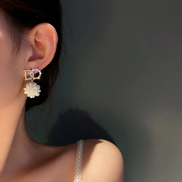 Yu Fashions DO White Flower Rhinestone Cute Korean Earrings Pair
