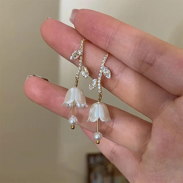 Yu Fashions White Bell Flower with Cute Petals High Fashion Korean Earrings Pair