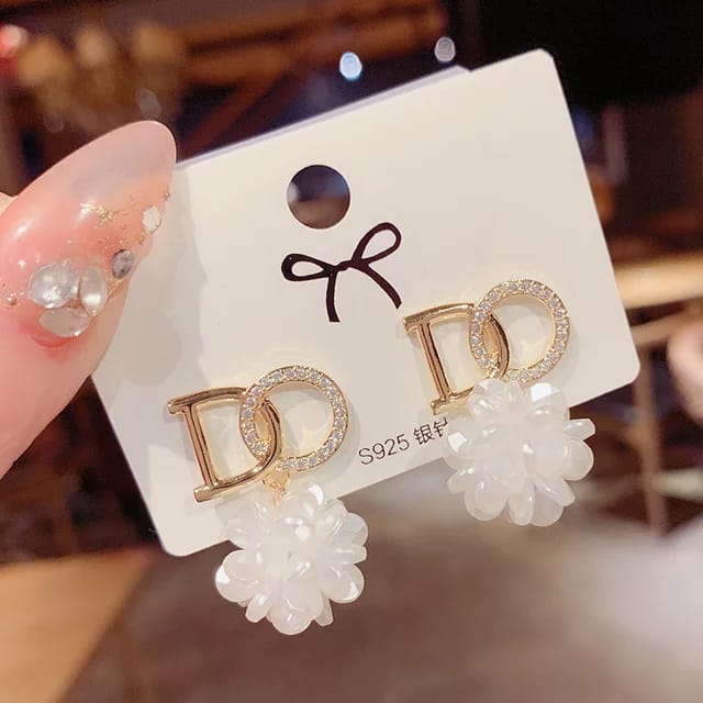 Yu Fashions DO White Flower Rhinestone Cute Korean Earrings Pair