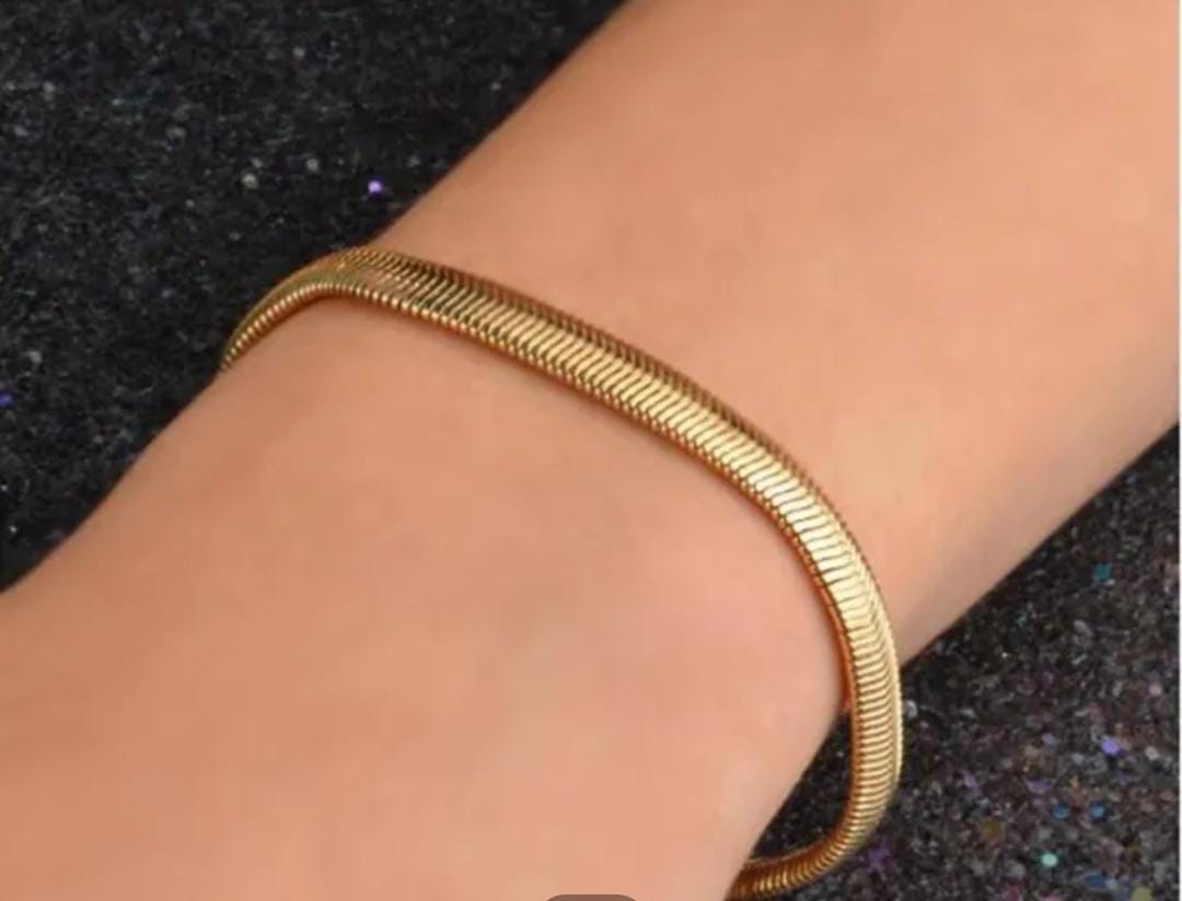 Yu Fashions High Fashion sleek Snake Korean Animal Bracelet