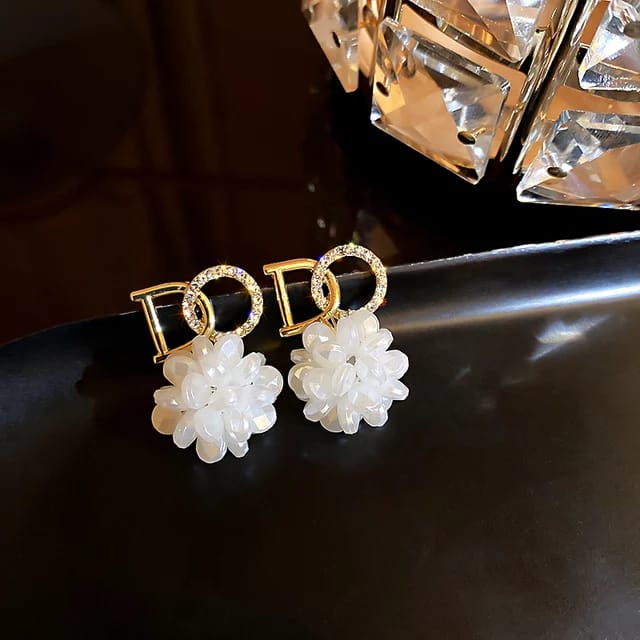 Yu Fashions DO White Flower Rhinestone Cute Korean Earrings Pair