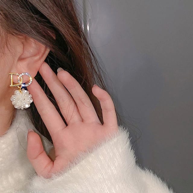Yu Fashions DO White Flower Rhinestone Cute Korean Earrings Pair