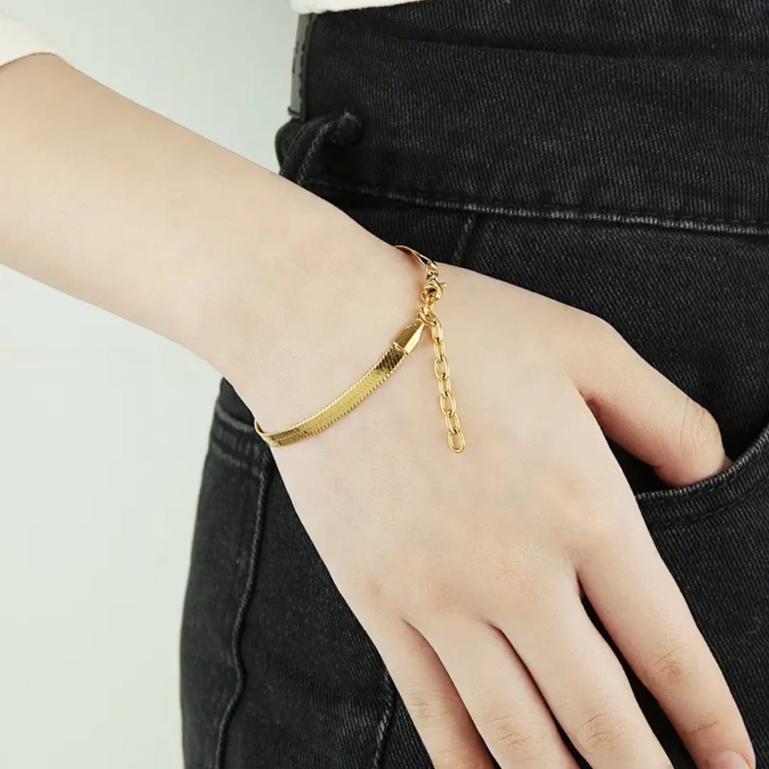 Yu Fashions High Fashion sleek Snake Korean Animal Bracelet