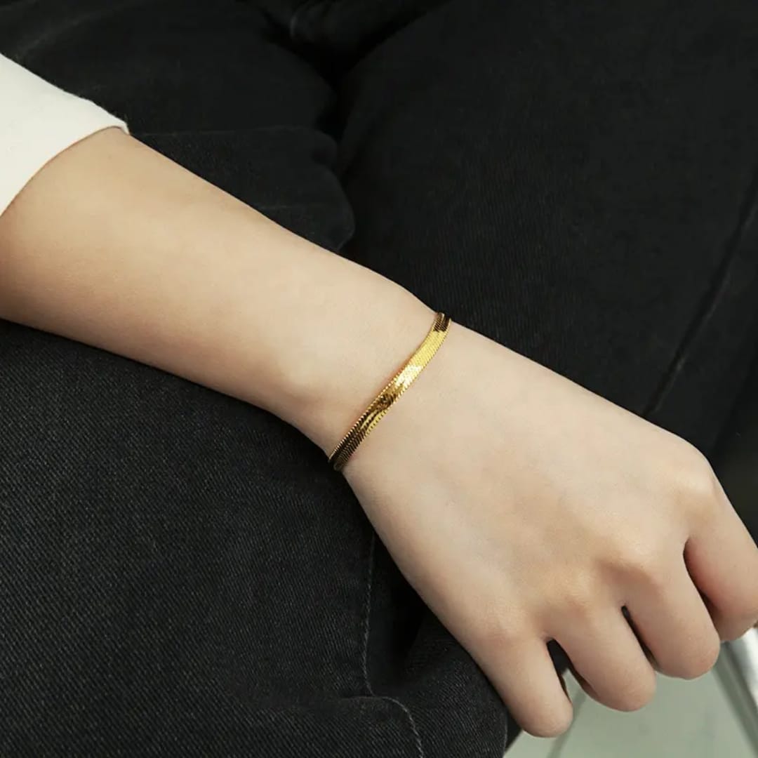 Yu Fashions High Fashion sleek Snake Korean Animal Bracelet