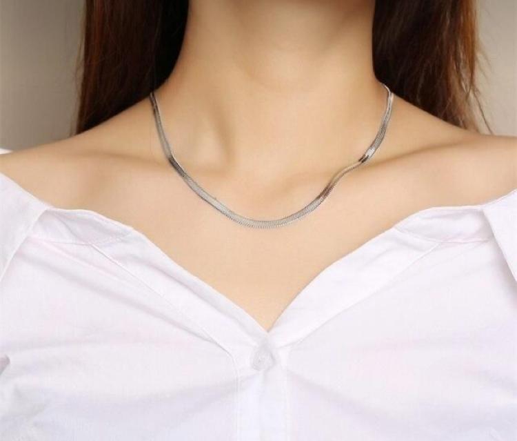 Yu Fashions Sleek Snake High Fashion Necklace Chain