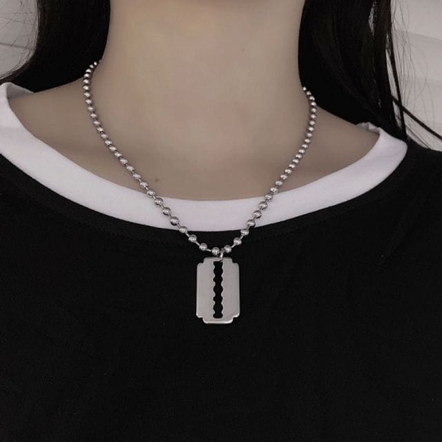Yu Fashions Razor Blade Punk Unisex Silver Pendent Necklace Chain