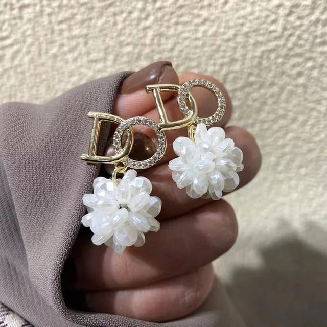 Yu Fashions DO White Flower Rhinestone Cute Korean Earrings Pair