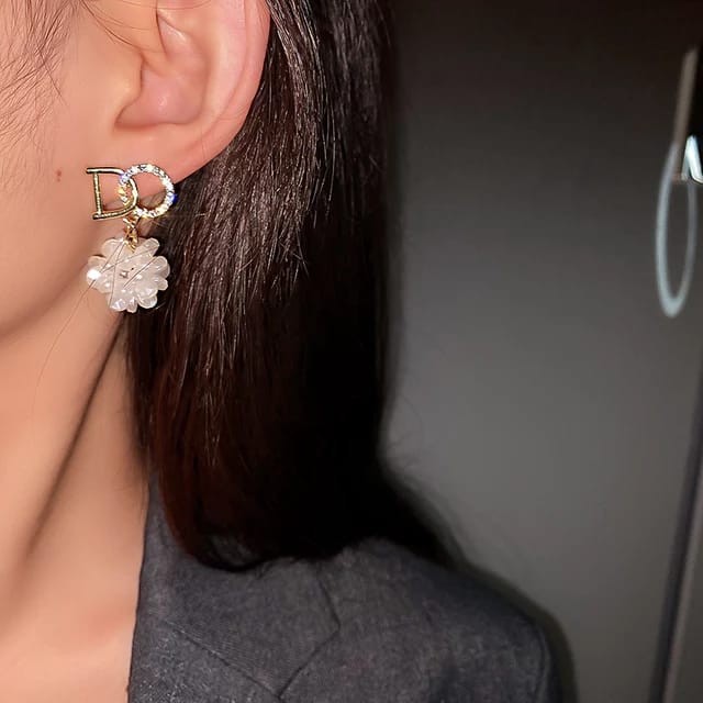 Yu Fashions DO White Flower Rhinestone Cute Korean Earrings Pair