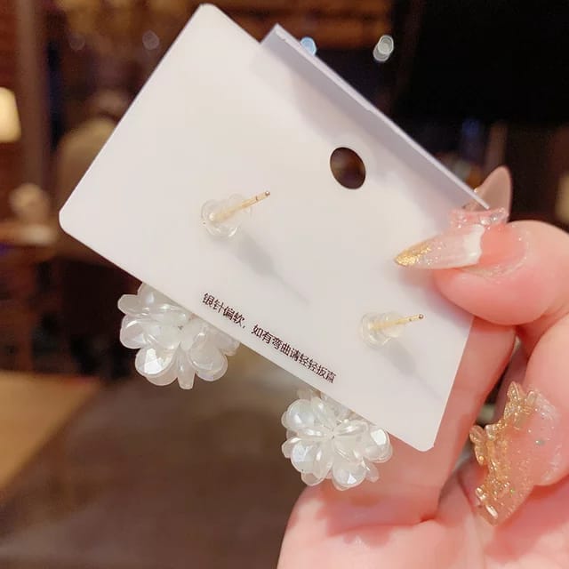 Yu Fashions DO White Flower Rhinestone Cute Korean Earrings Pair