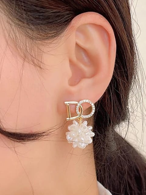 Yu Fashions DO White Flower Rhinestone Cute Korean Earrings Pair