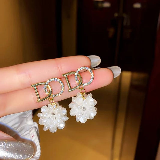 Yu Fashions DO White Flower Rhinestone Cute Korean Earrings Pair
