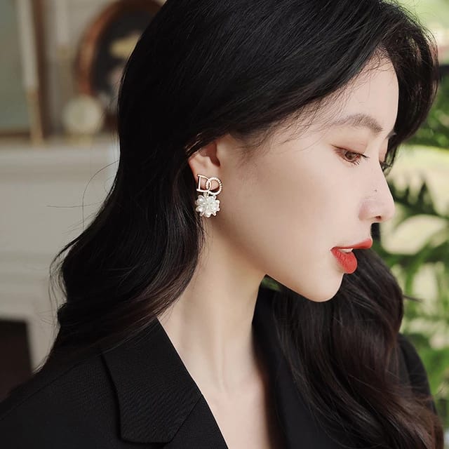 Yu Fashions DO White Flower Rhinestone Cute Korean Earrings Pair
