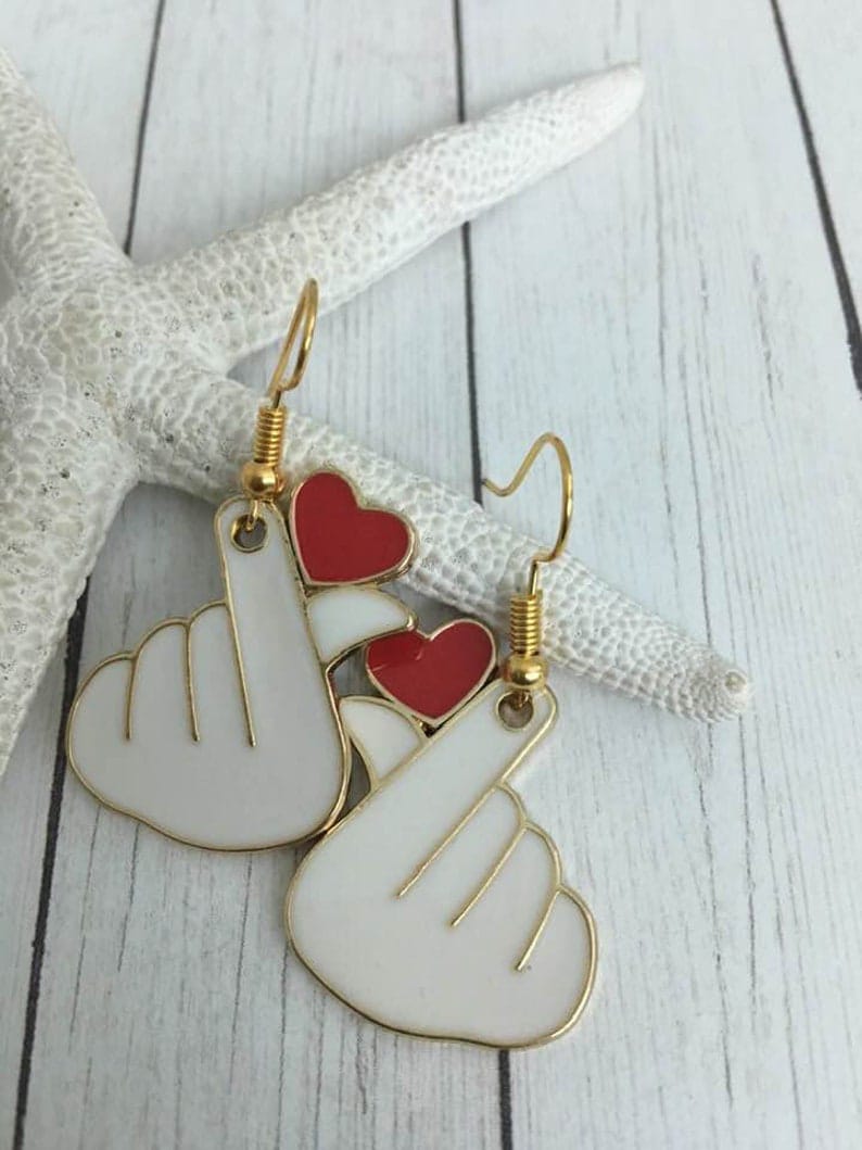 Yu Fashions Heart Click Cute Hand Korean Earrings Pair