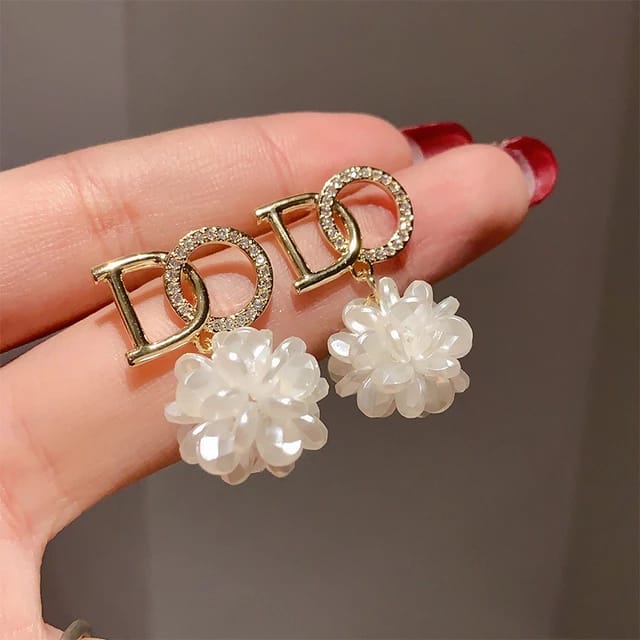 Yu Fashions DO White Flower Rhinestone Cute Korean Earrings Pair