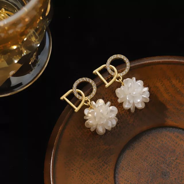 Yu Fashions DO White Flower Rhinestone Cute Korean Earrings Pair