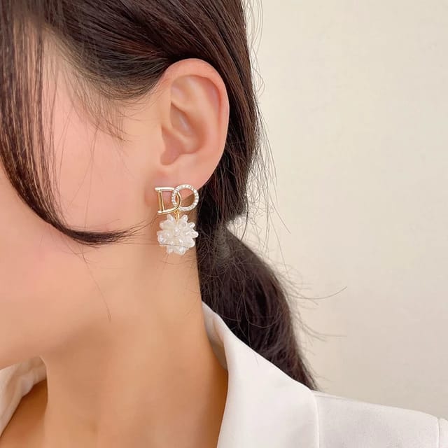 Yu Fashions DO White Flower Rhinestone Cute Korean Earrings Pair