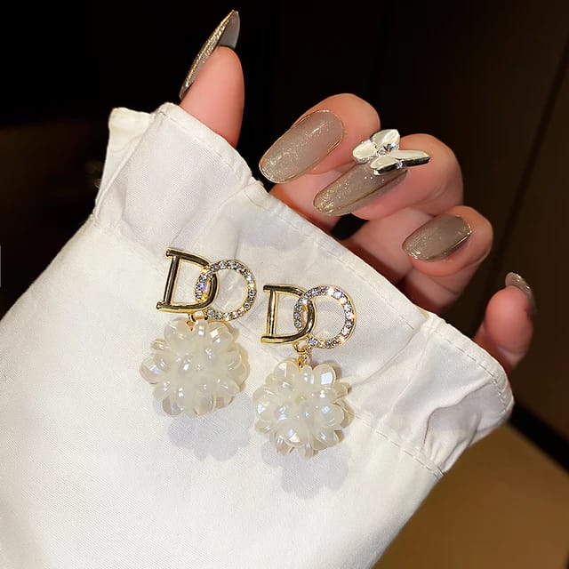 Yu Fashions DO White Flower Rhinestone Cute Korean Earrings Pair