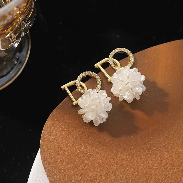 Yu Fashions DO White Flower Rhinestone Cute Korean Earrings Pair