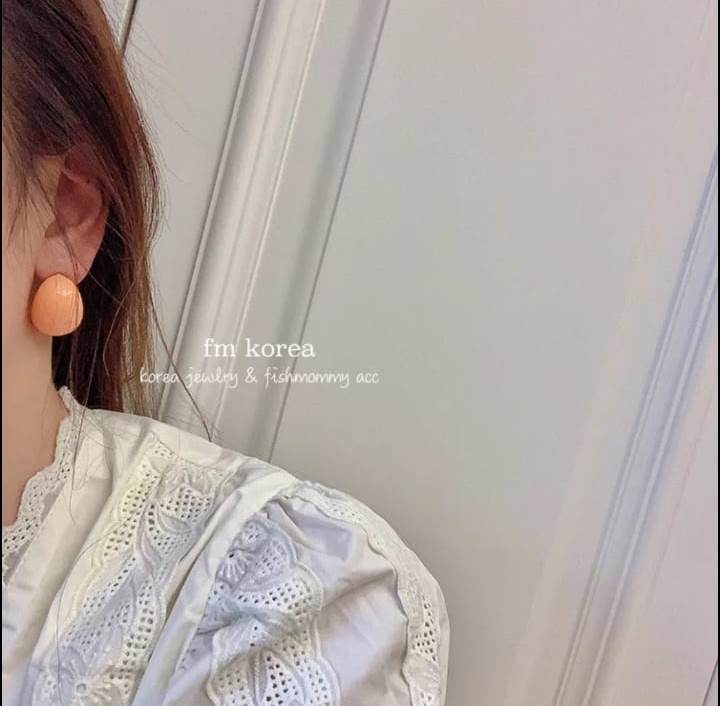 Yu Fashions Resin C Shaped Korean Earrings Pair