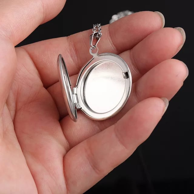 Yu Fashions Openable Silver Chain Photo Frame Round Pendent Necklace Chain