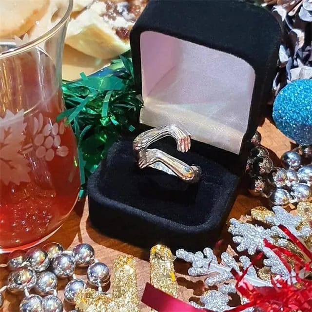 Yu Fashions Cute Hug Ring