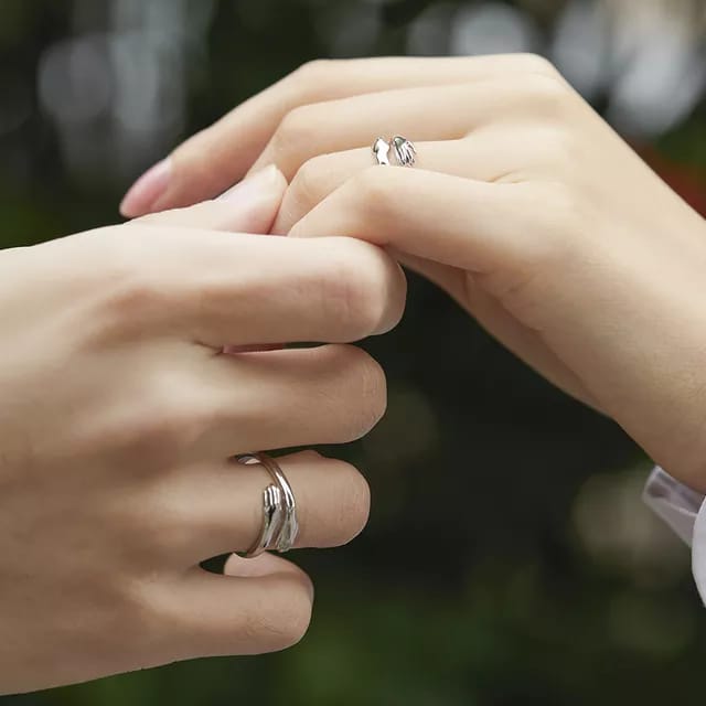 Yu Fashions Cute Hug Ring