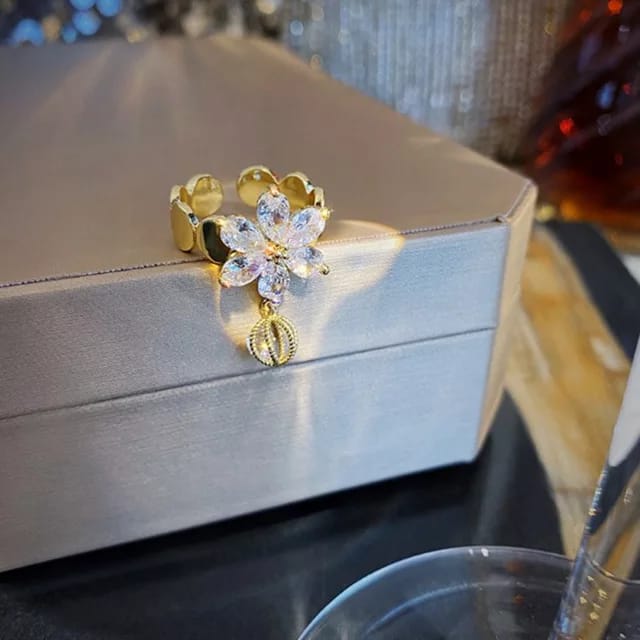 Yu Fashions Flower Crystal High Fashion Korean Ring