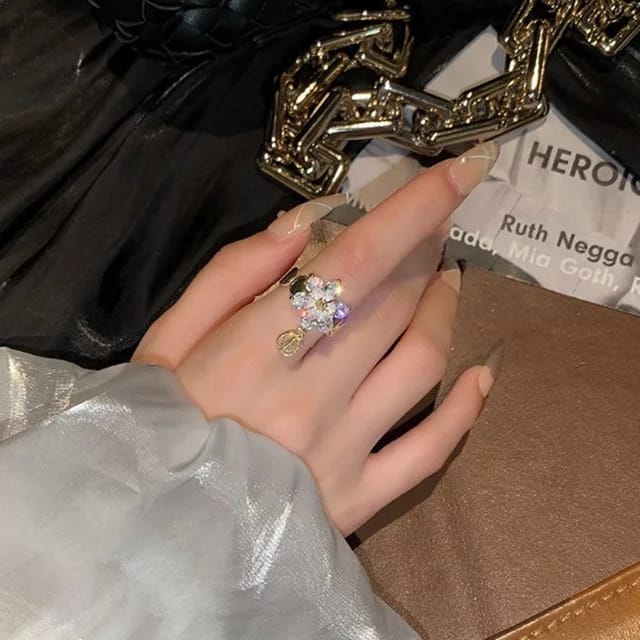 Yu Fashions Flower Crystal High Fashion Korean Ring