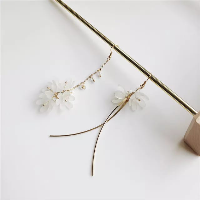 Yu Fashions Blooming Flowers Criss Cross 2 Different Earrings Pair
