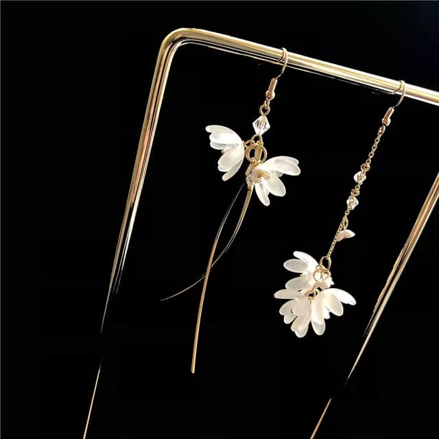 Yu Fashions Blooming Flowers Criss Cross 2 Different Earrings Pair