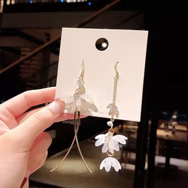 Yu Fashions Blooming Flowers Criss Cross 2 Different Earrings Pair