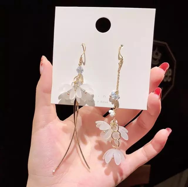 Yu Fashions Blooming Flowers Criss Cross 2 Different Earrings Pair