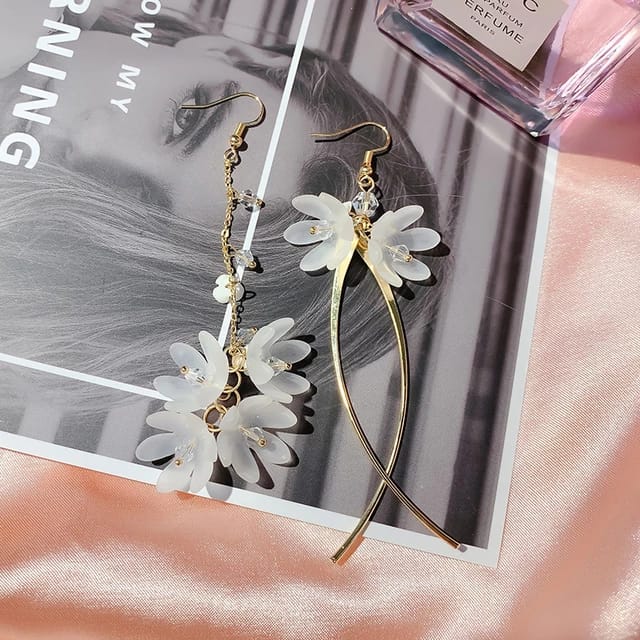 Yu Fashions Blooming Flowers Criss Cross 2 Different Earrings Pair