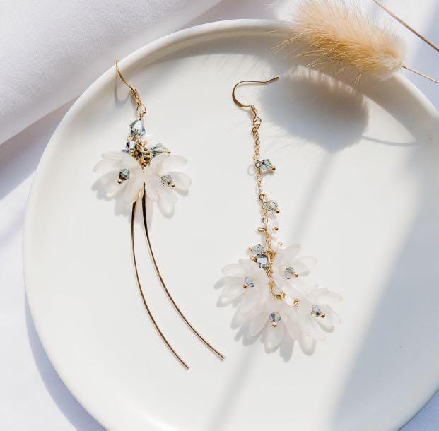Yu Fashions Blooming Flowers Criss Cross 2 Different Earrings Pair