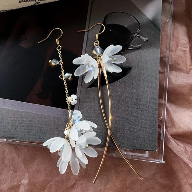 Yu Fashions Blooming Flowers Criss Cross 2 Different Earrings Pair