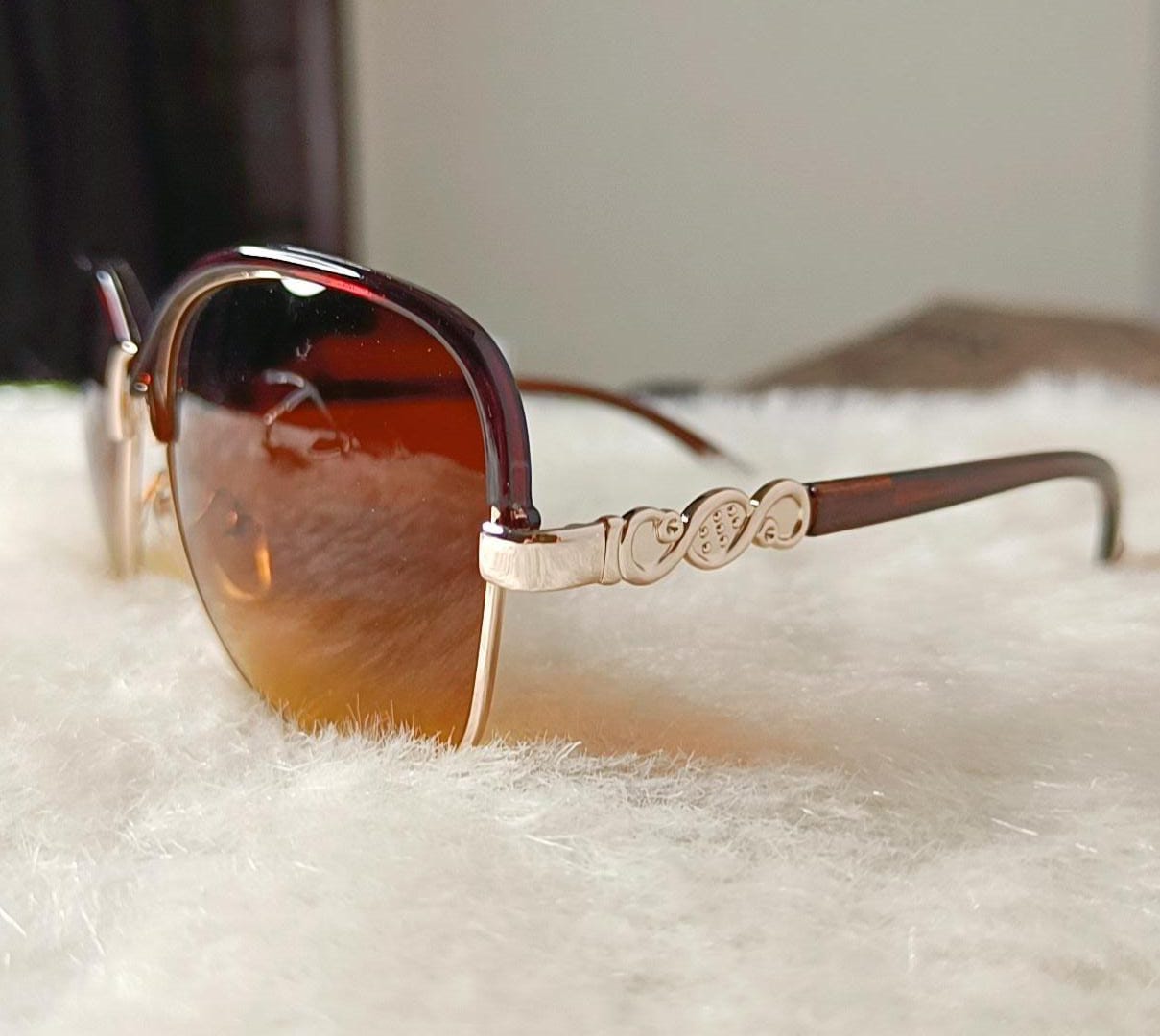 Yu Fashions Twisted frame UV Protracted High Fashion Korean Sunglasses