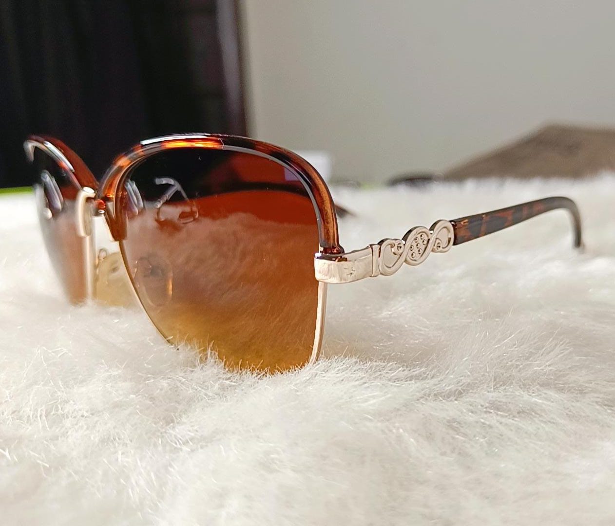 Yu Fashions Twisted frame UV Protracted High Fashion Korean Sunglasses