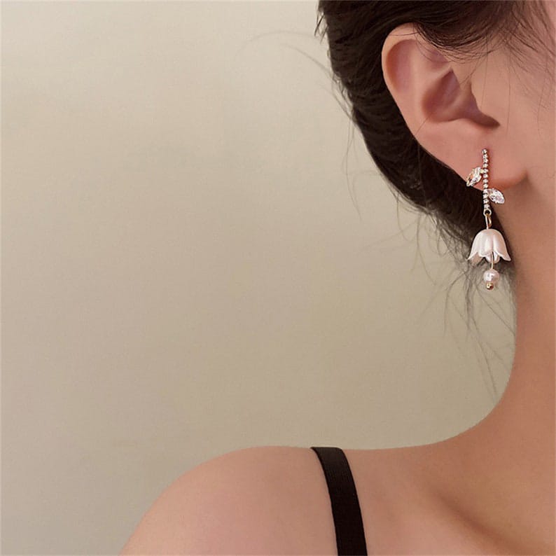Yu Fashions White Bell Flower with Cute Petals High Fashion Korean Earrings Pair