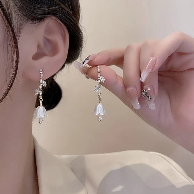 Yu Fashions White Bell Flower with Cute Petals High Fashion Korean Earrings Pair