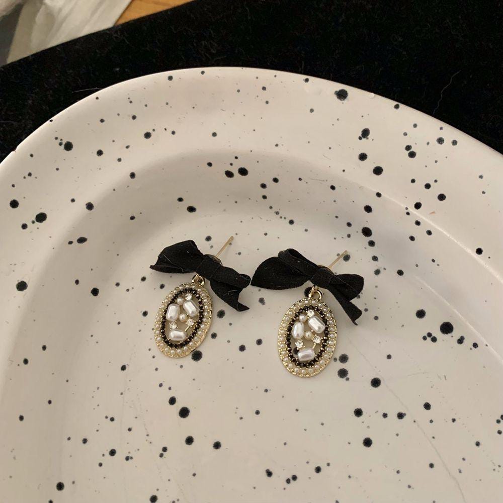 Yu Fashions Black Velvet Bow Knot Vintage High Fashion Korean earrings Earring pair