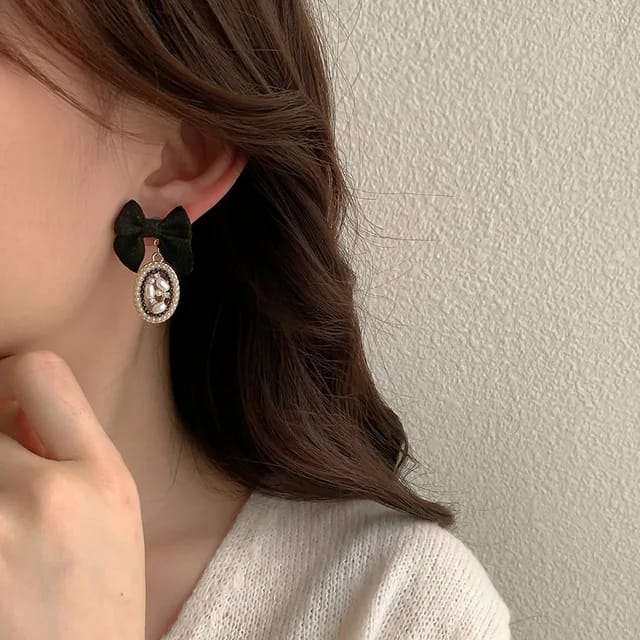 Yu Fashions Black Velvet Bow Knot Vintage High Fashion Korean earrings Earring pair
