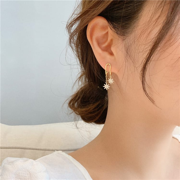 Yu Fashions Maple Leaf Clover Flower Drop High Fashion Korean Earrings pair