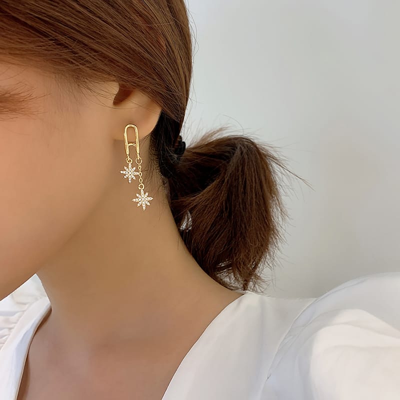 Yu Fashions Maple Leaf Clover Flower Drop High Fashion Korean Earrings pair