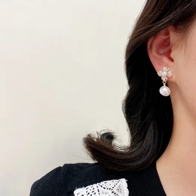 Yu Fashions Four Clover Flower Crystal Pearl Korean Earrings Pair