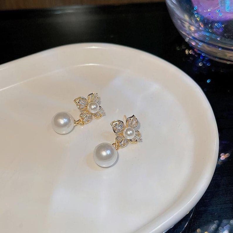 Yu Fashions Four Clover Flower Crystal Pearl Korean Earrings Pair