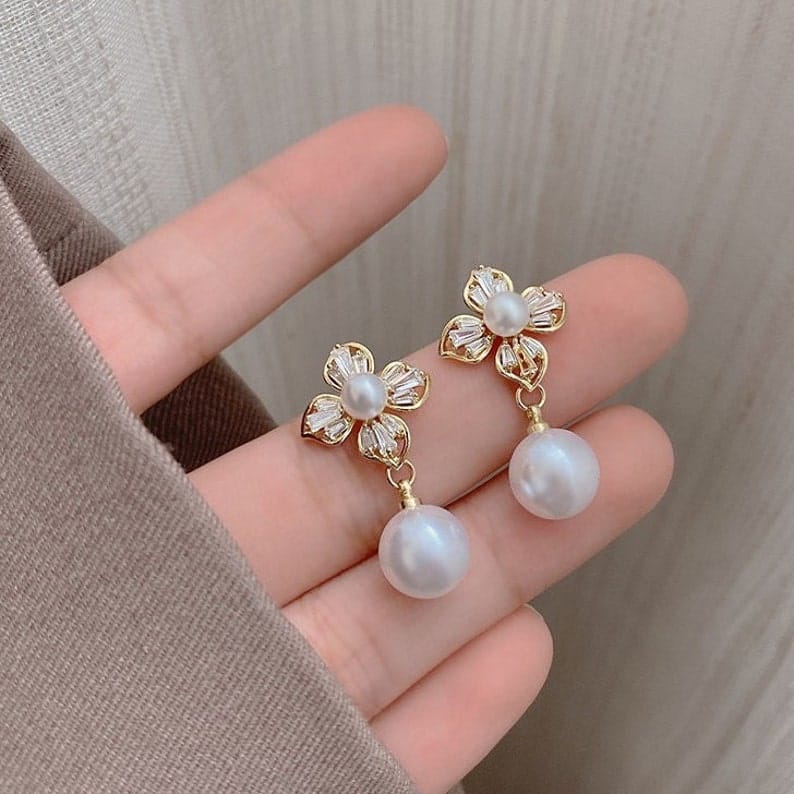 Yu Fashions Four Clover Flower Crystal Pearl Korean Earrings Pair