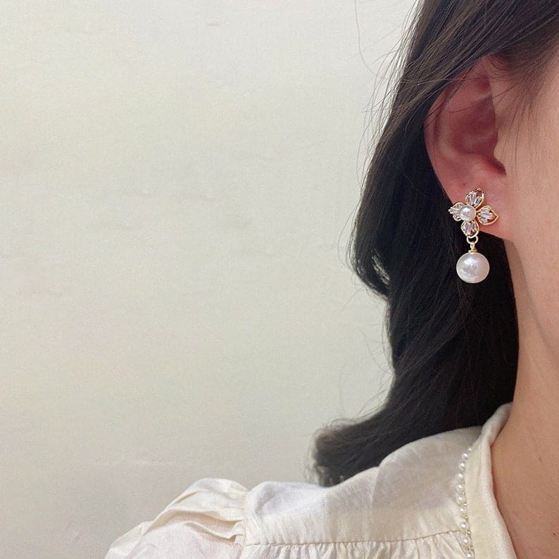 Yu Fashions Four Clover Flower Crystal Pearl Korean Earrings Pair